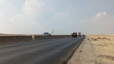 فيديو يوضح شاحنات النقل الثقيل وهى تسافر على الطريق الصحراوى
