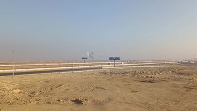 Video showing the Egyptian desert road as it cuts through the desert