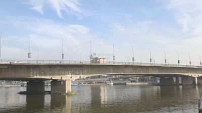 مقطع فيديو يظهر نهر النيل وهو يمر فوقه أحد كبارى الزمالك بالقاهرة