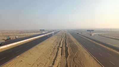 Video showing the two directions of the road on the desert road