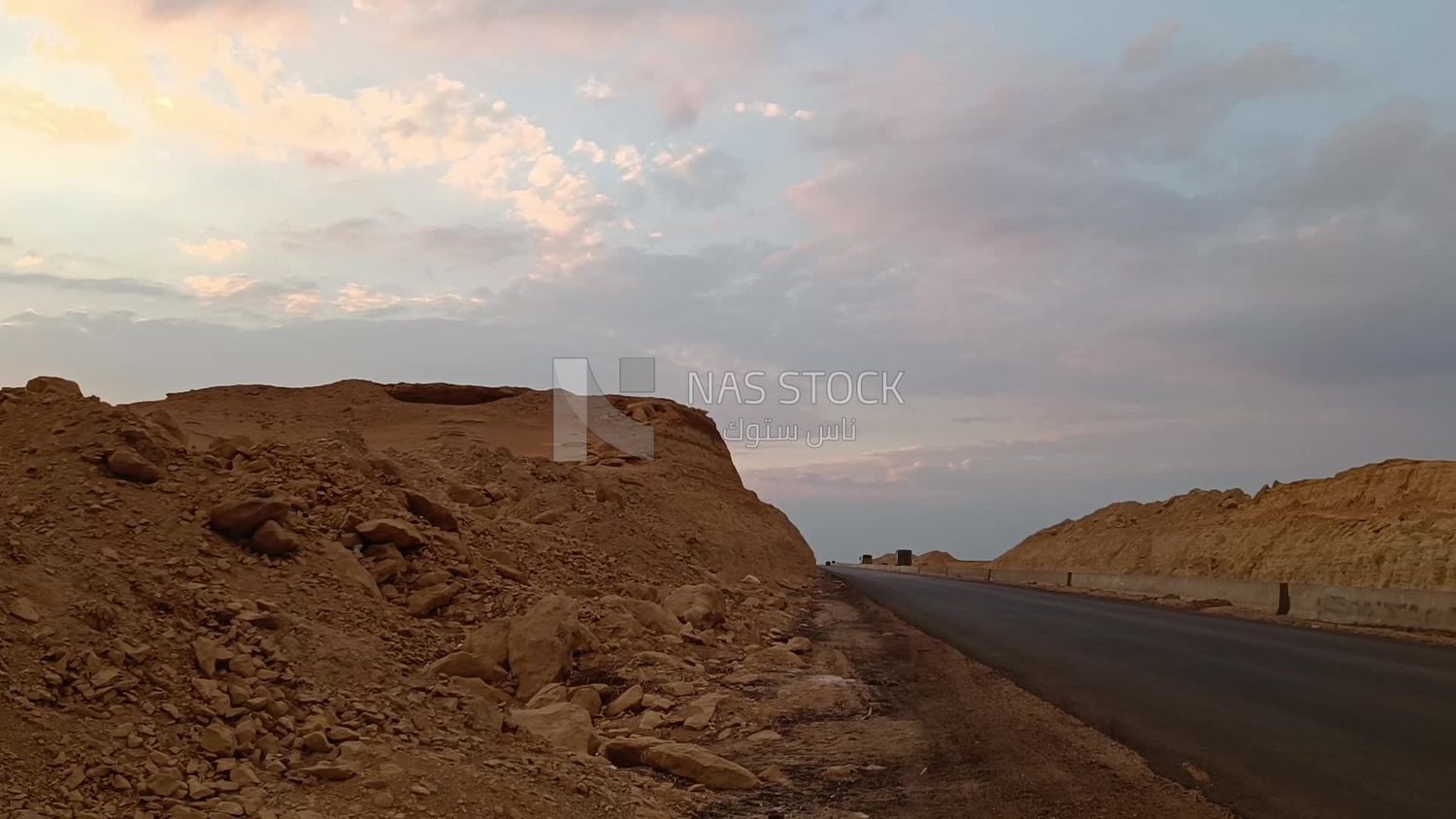 Video showing the golden yellow sands and desert mountains on both sides of the desert road