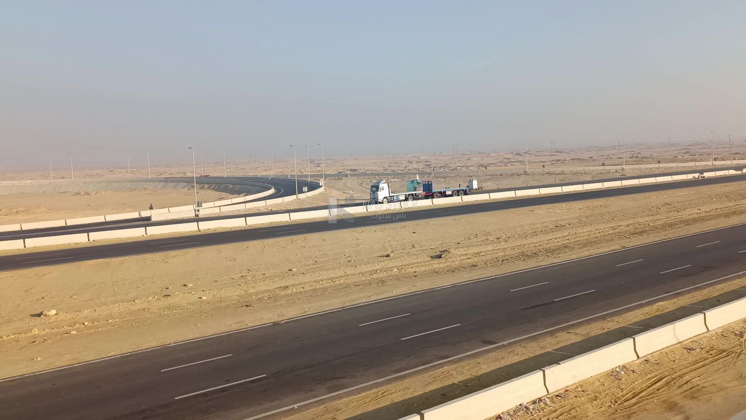 Video showing the two directions of the road on the desert road