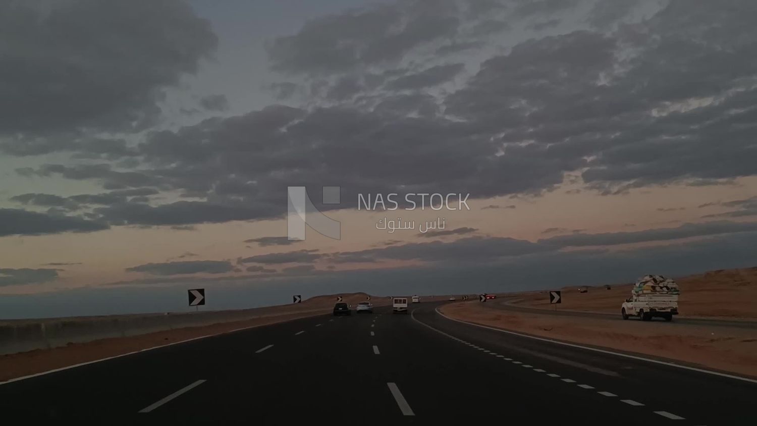 فيديو يوضح السفر على الطريق الصحراوى مع منظر خلاب لغروب الشمس