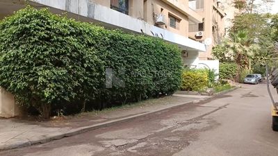 Video showing a man riding a bicycle in one of the streets of Maadi