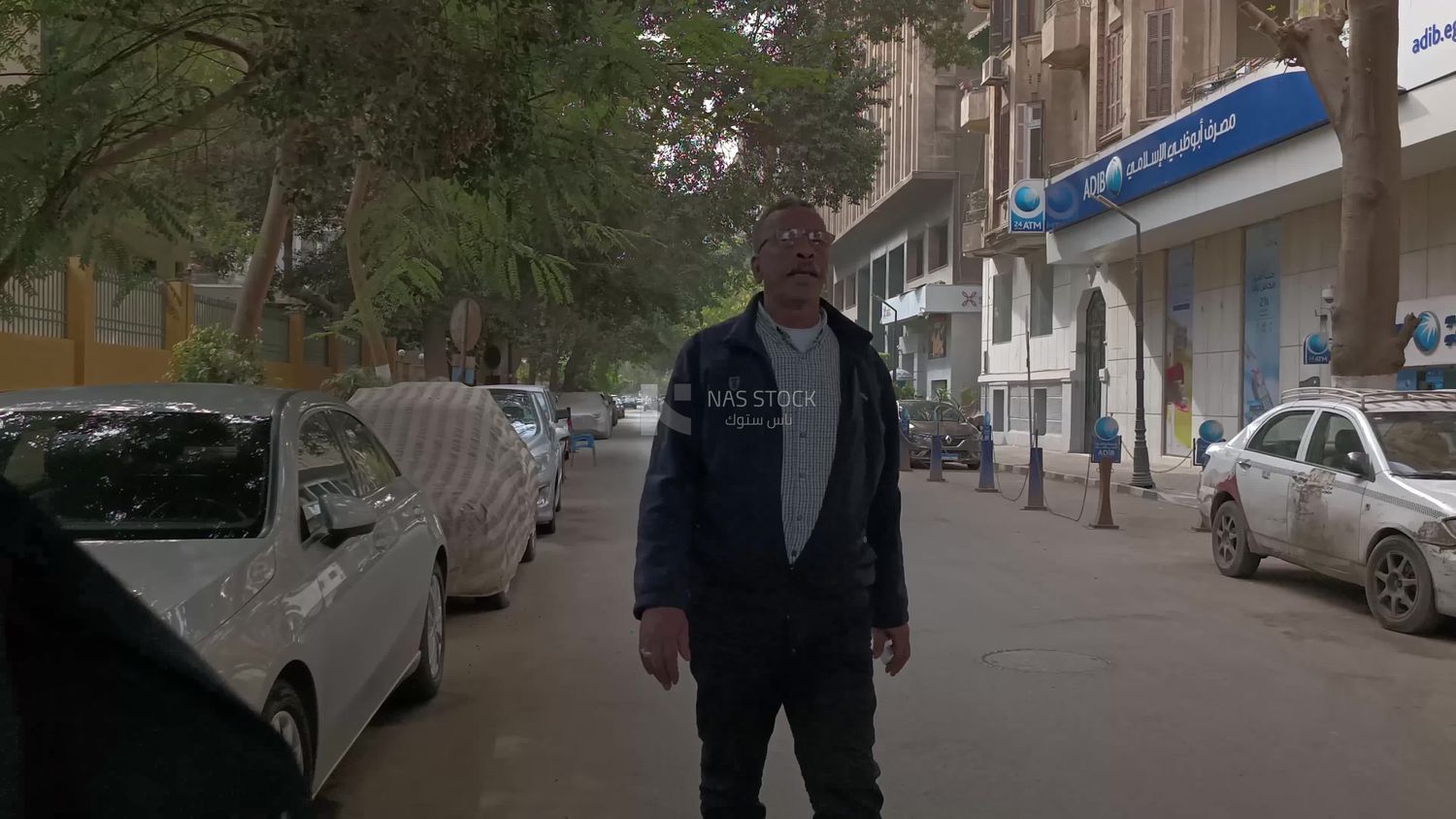Video showing a man walking next to the Abu Dhabi Islamic Bank in Zamalek, Cairo