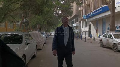 Video showing a man walking next to the Abu Dhabi Islamic Bank in Zamalek, Cairo