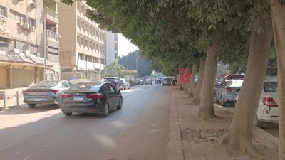 Video showing cars driving in a street in Maadi, Cairo