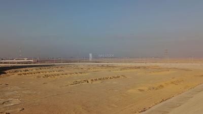 فيديو يوضح الرمال الصفراء الذهبية التى توجد على جانبى الطريق الصحراوى
