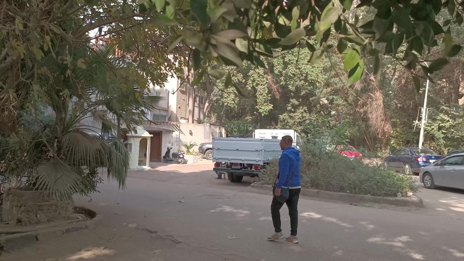 Video showing a street in Maadi where pedestrians and cars roam