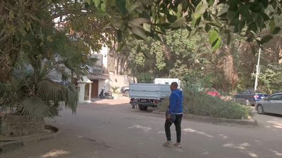 Video showing a street in Maadi where pedestrians and cars roam