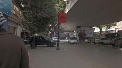 فيديو يظهر شارع اسفل كوبرى يمر فيه المارة والسيارات ويوجد به  المحلات