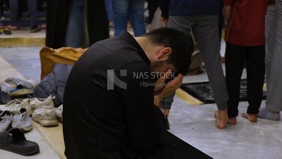 رجل في المسجد ، يصلي ويبكى إلى الله ، يصلي على السجادة ، ويؤدي صلاة الفريضة في المسجد ، ويصلي ويقترب من الله.