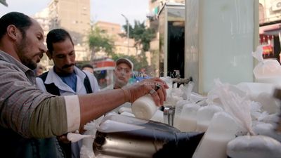 رجل يبيع العصير في الشارع ، الشارع ، مشروب لذيذ ، رمضان كريم