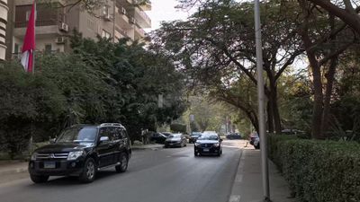 فيديو يوضح احد شوارع المعادي تسير بها السيارات