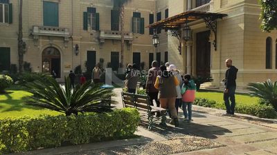 Group of visitors visiting Abdeen Palace