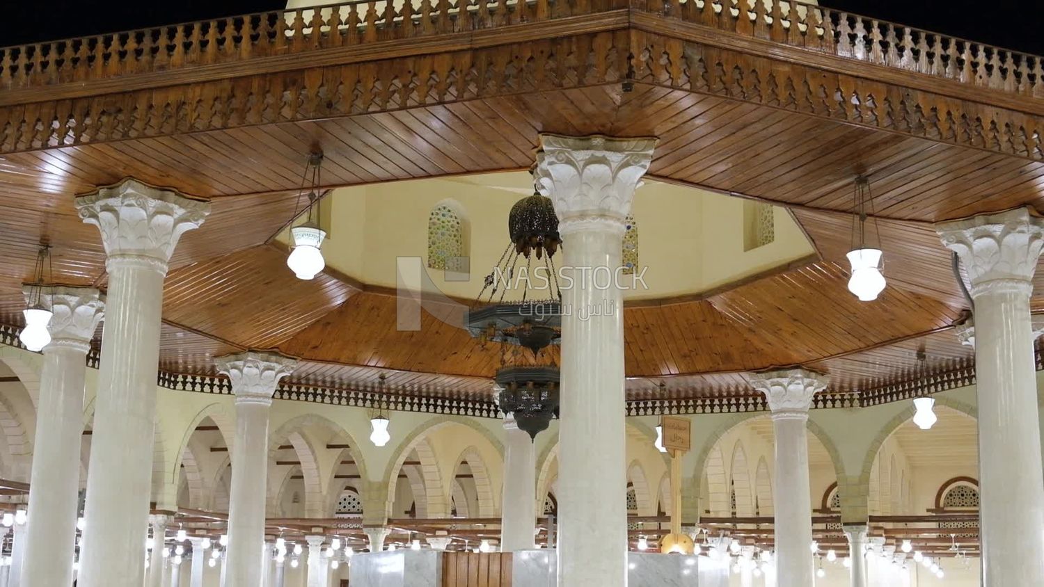 مسجد عمرو بن العاص ، يؤدي صلاة الفريضة في المسجد ، والعبادة والاقتراب من الله