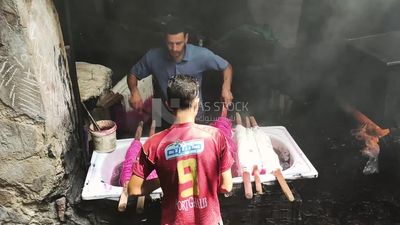 رجلان يقومان بصبغ الخيوط , يمكن أن تكون ورش الصباغة عمليات صغيرة يديرها حرفيون فرديون ، أو يمكن أن تكون مصانع كبيرة تنتج الأقمشة والمنسوجات على نطاق صناعي.