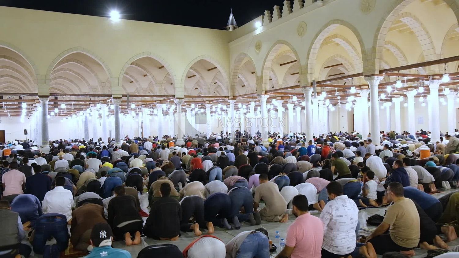 View from the back of the worshipers in the mosque, performing the obligatory prayer inside the mosque, reverence in prayer, performing the obligatory prayer in the mosque, worship and getting closer