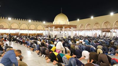 منظر من خلف المصلين في المسجد ، أداء الفريضة داخل المسجد ، الخشوع في الصلاة ، أداء الفريضة في المسجد ، العبادة ، التقرب إلى الله.