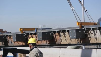 مجموعة من المهندسين يحاولون وضع جزء من الجسر لإكماله والعمل والتشييد والأدوات والمعدات الهندسية