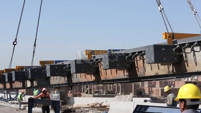 مجموعة من المهندسين يحاولون وضع جزء من الجسر لإكماله والعمل والتشييد والأدوات والمعدات الهندسية