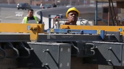 مجموعة من المهندسين يحاولون وضع جزء من الجسر لإكماله والعمل والتشييد والأدوات والمعدات الهندسية