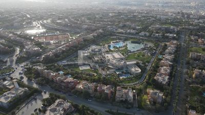 فيديو درون لنظرة عامة عن المجمعات السكنية في زايد ، مصر ، المعالم