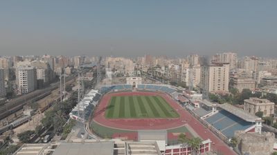 فيديو درون لمنظر ملعب كرة قدم وملعب كرة قدم و عشب أخضر ومباراة كرة قدم وتمارين وتدريبات رياضية.