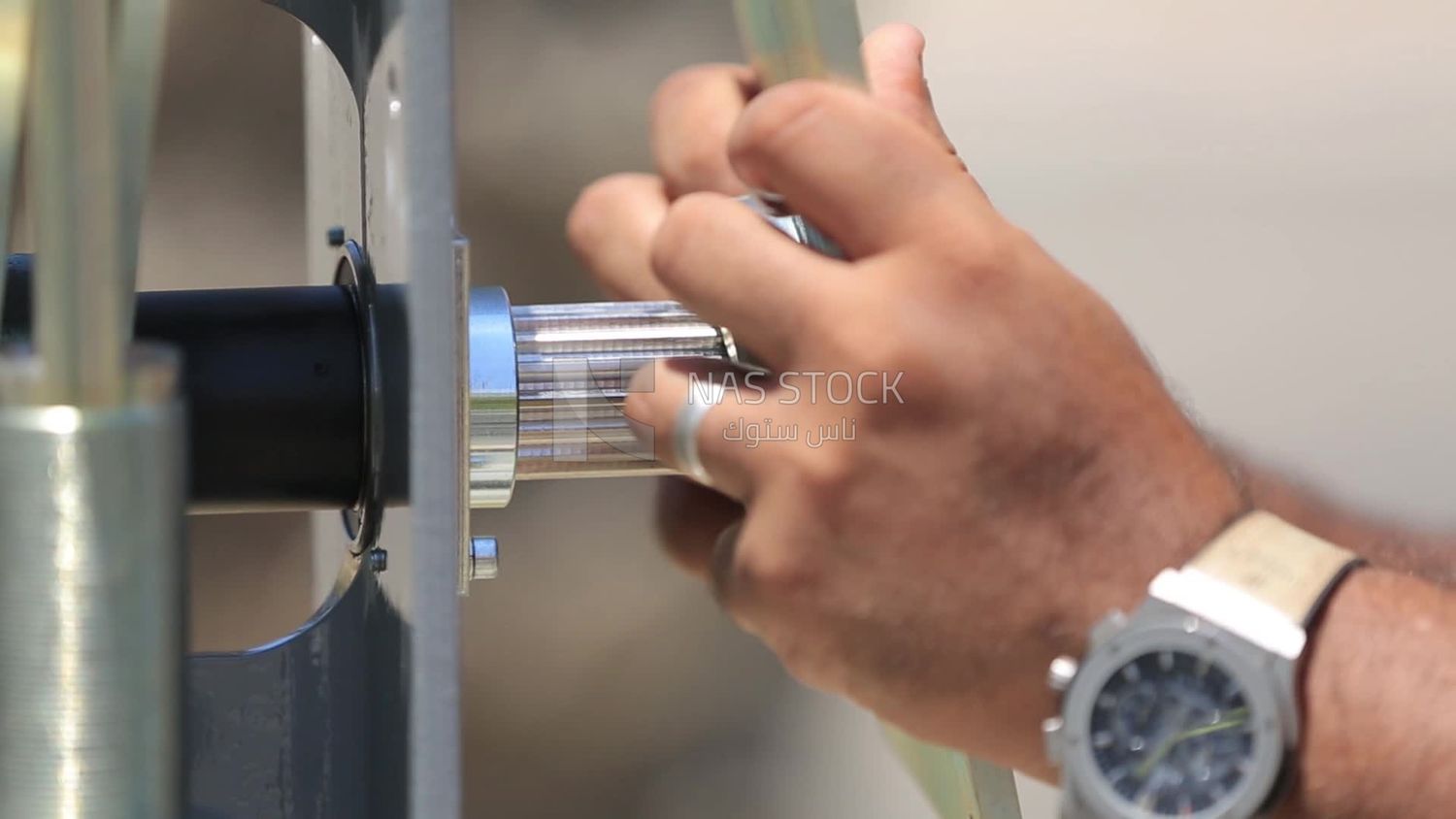Engineer ties the nail in the field of solar