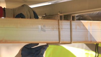 Engineer ties the nail in the field of solar