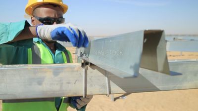 Engineer ties the nail in the field of solar