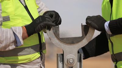 مهندس يربط المسمار في مجال الطاقة الشمسية والمهن والوظائف ومحطات الطاقة الشمسية والألياف الشمسية والأقمار الصناعية