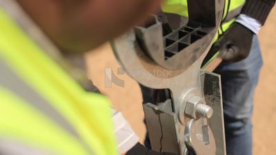 Engineer ties the nail in the field of solar