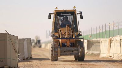 رجل يقود حفارة في مجال الطاقة الشمسية ، والمهن ، والوظائف ، ومحطات الطاقة الشمسية ، والألياف الشمسية ، والأقمار الصناعية