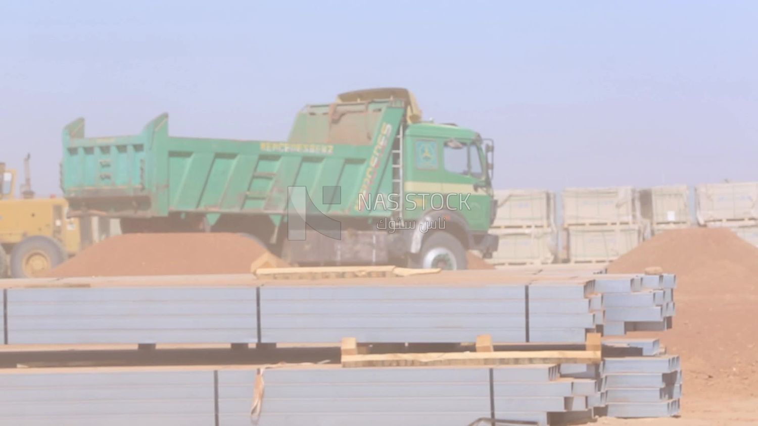 مجموعة من الرجال يعملون في موقع للطاقة الشمسية ، ومهن ، ووظائف ، ومحطات طاقة شمسية ، وألياف شمسية ، وأقمار صناعية