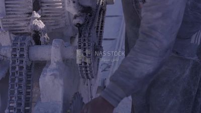 عامل يضع الزيت الأسود في الآلة في المحجر ، المهن والحرف
