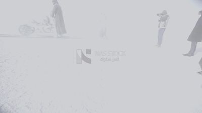 رجل يعمل على الآلة في المحجر ، المهن والحرف
