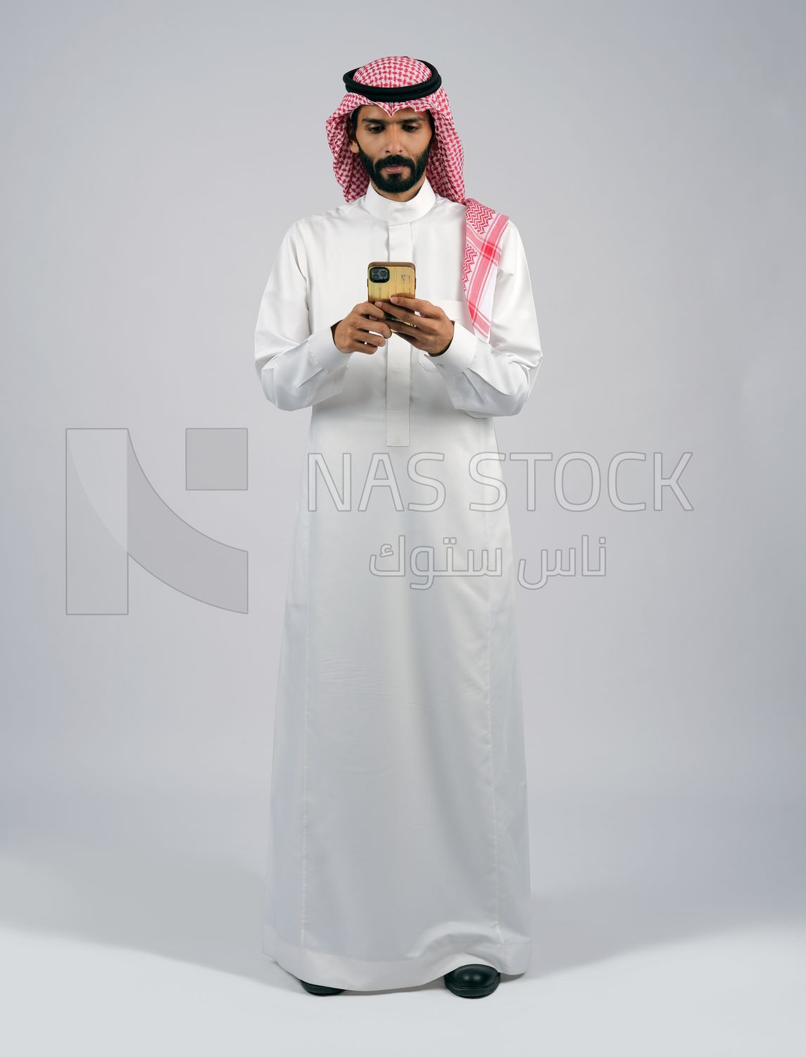 Gulf man holding a mobile