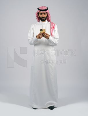 Gulf man holding a mobile