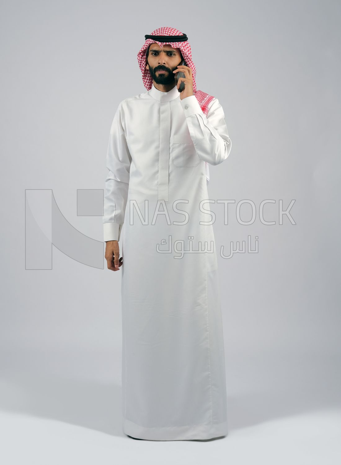Gulf man holding a mobile
