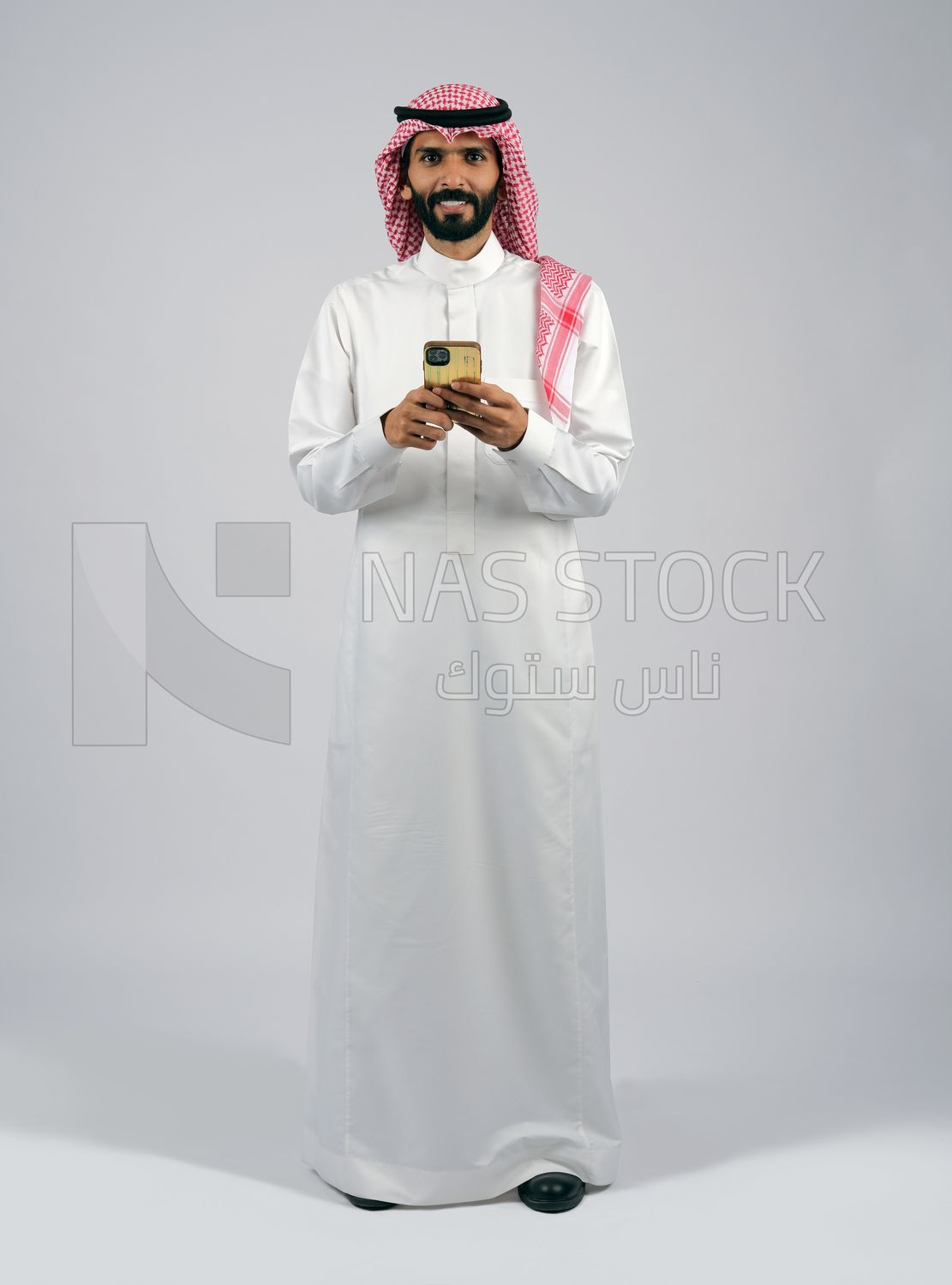 Gulf man holding a mobile