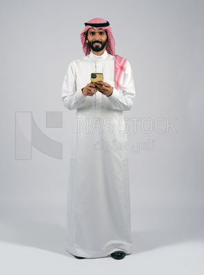 رجل خليجي يحمل جوال