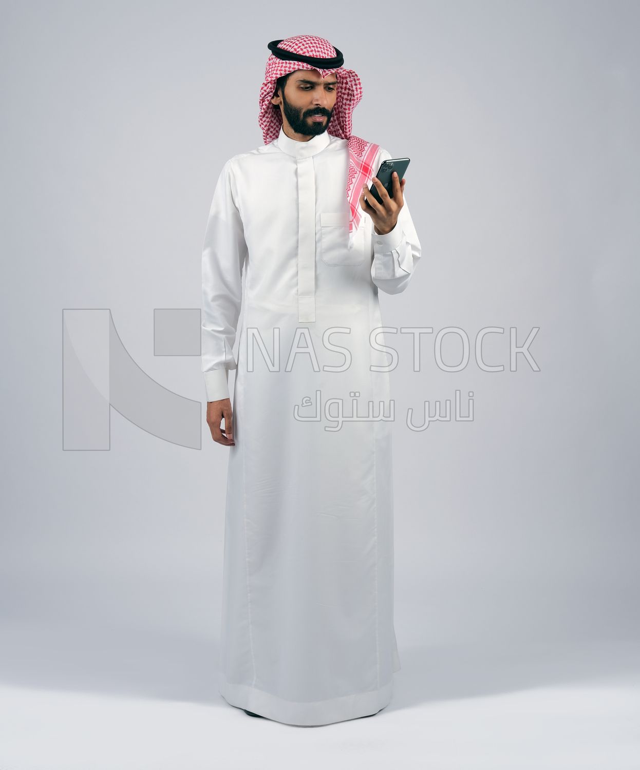 Gulf man holding a mobile