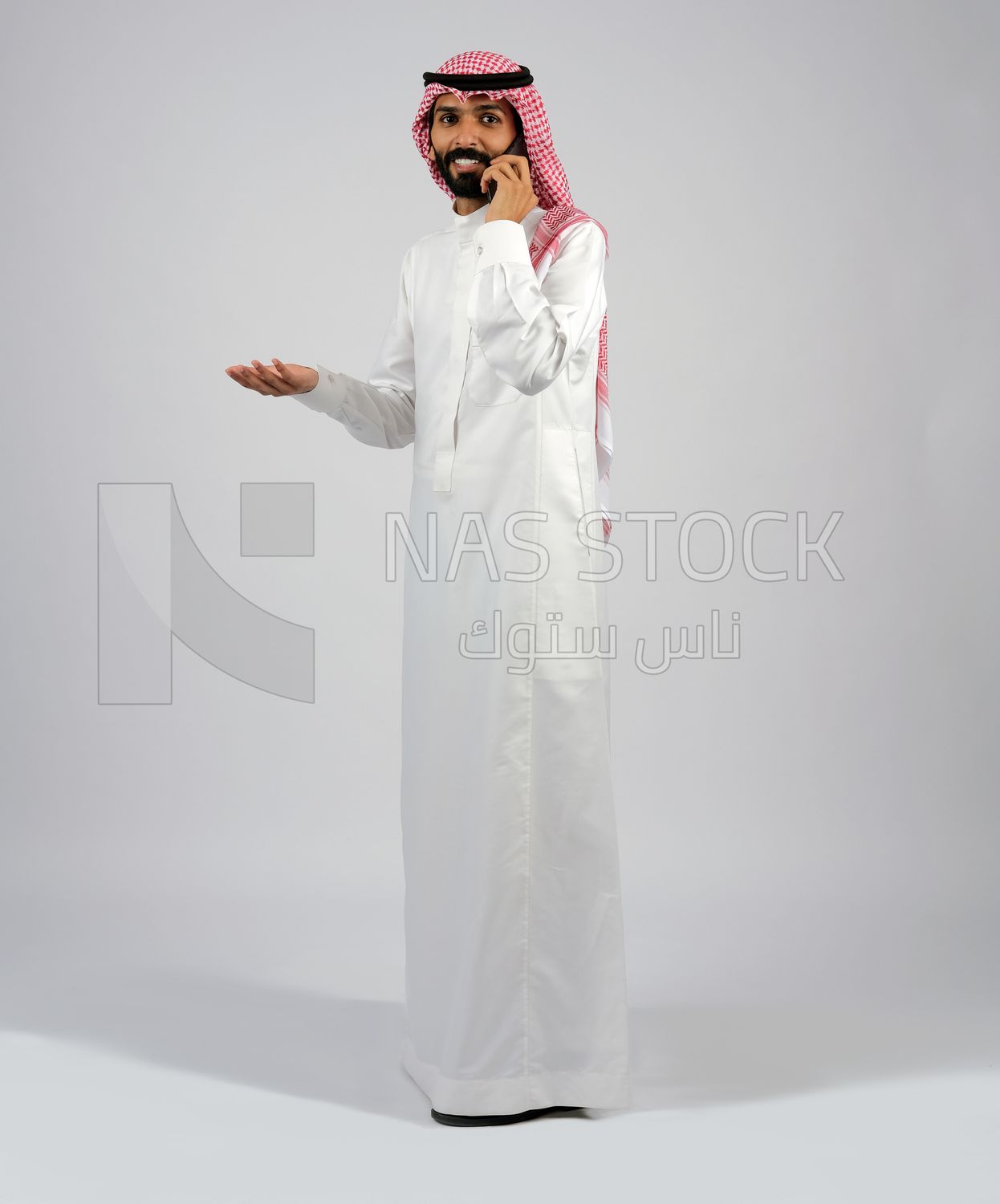 Gulf man holding a mobile