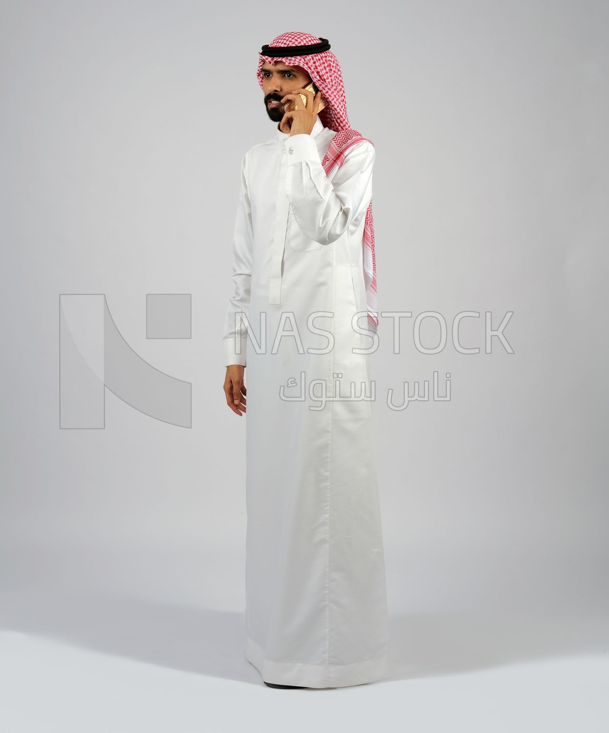 Gulf man holding a mobile