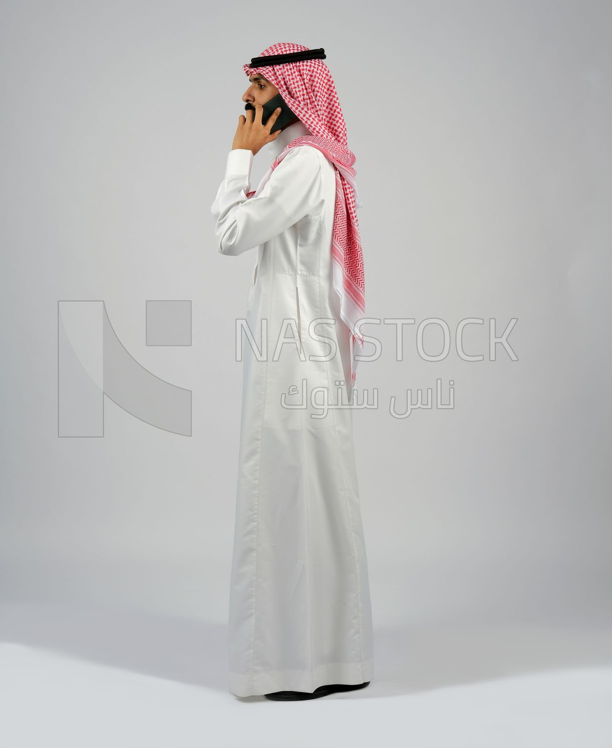 Gulf man holding a mobile