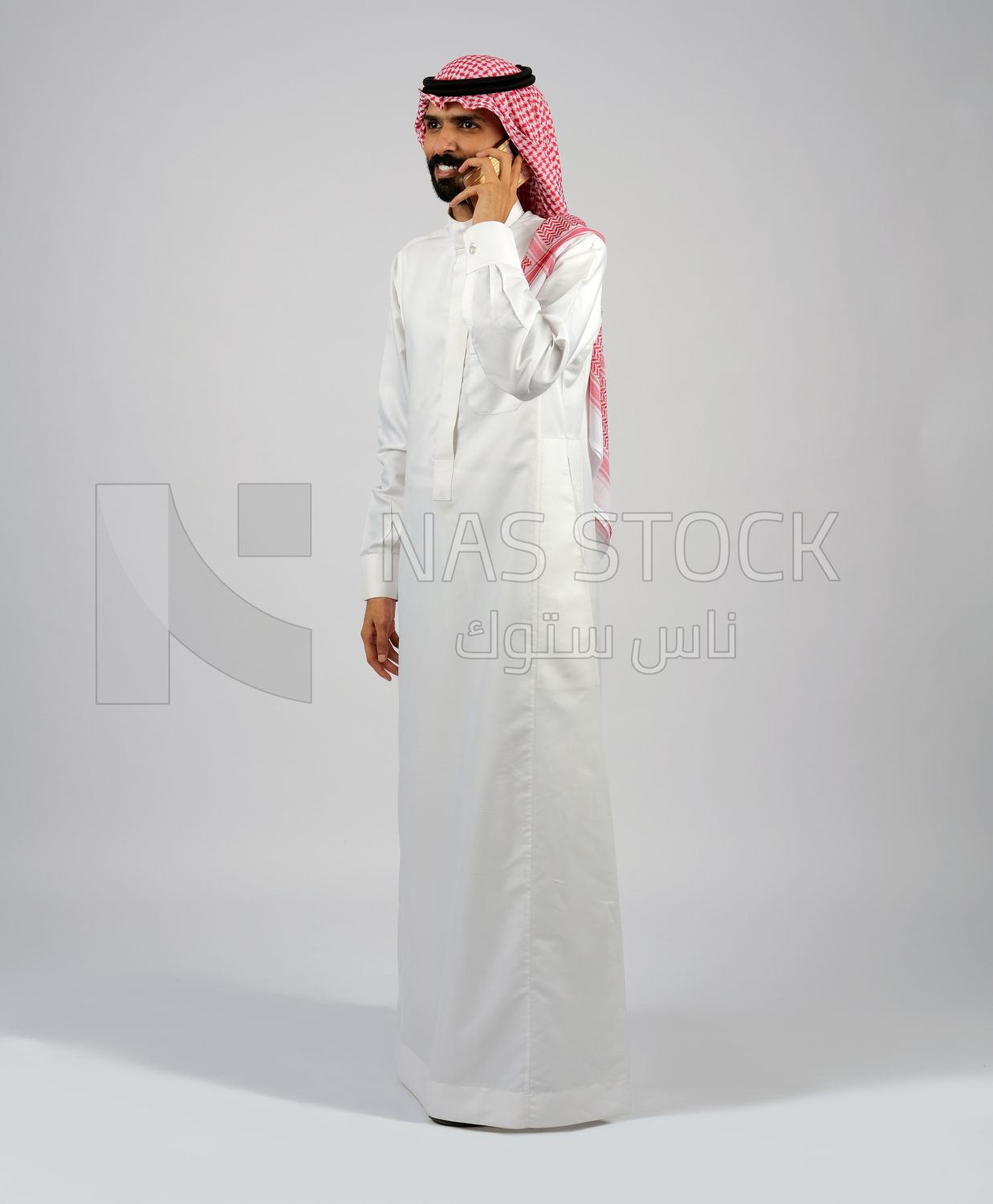 Gulf man holding a mobile