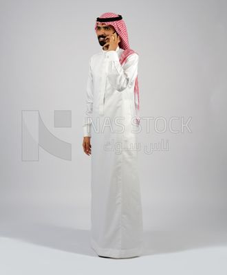 رجل خليجي يحمل جوال