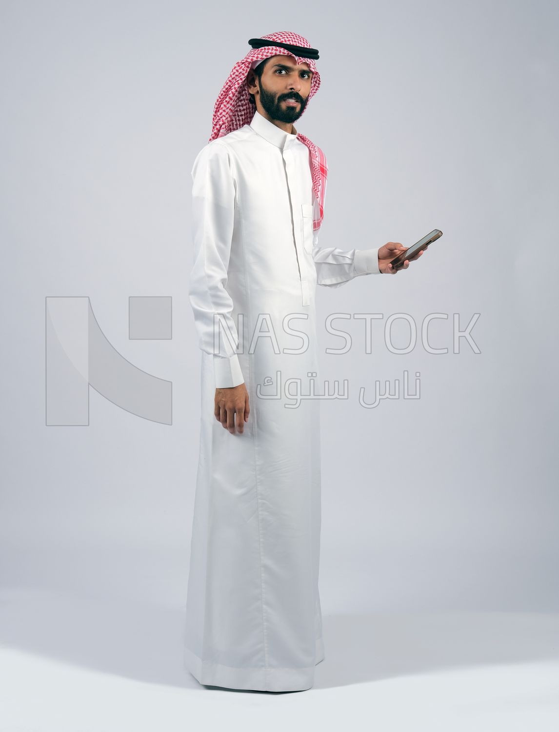 Gulf man holding a mobile