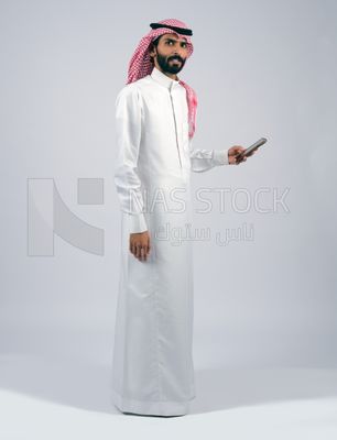 Gulf man holding a mobile